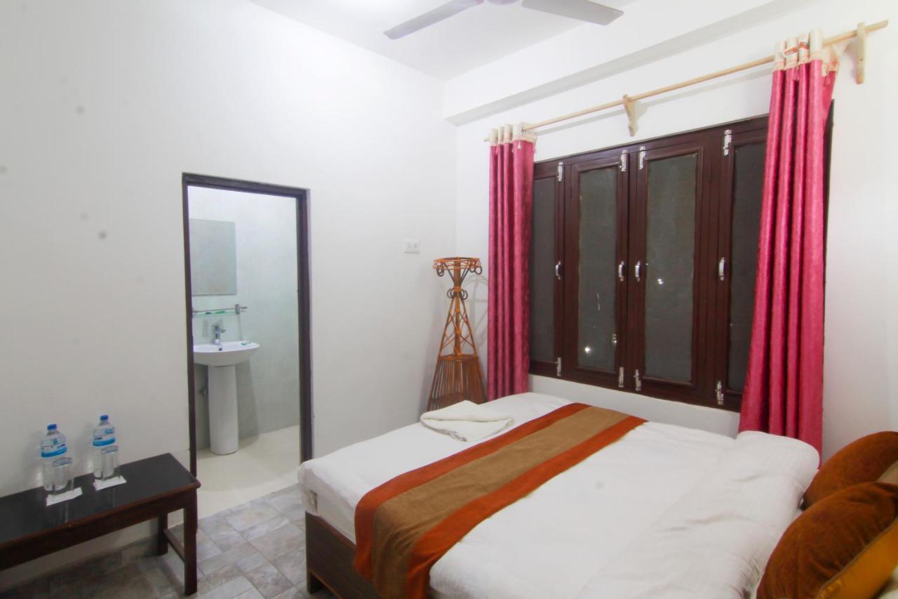 Hotel Chitwan Park Village Sauraha Exterior foto